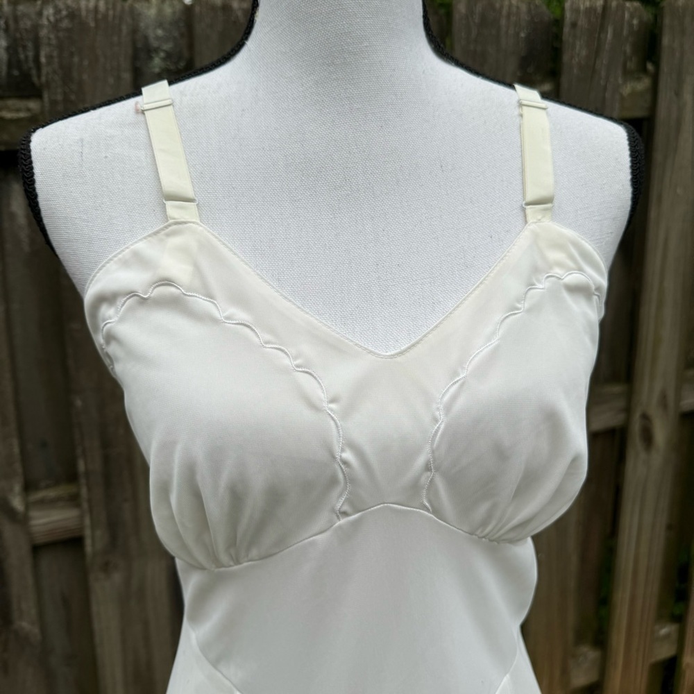 1960’s Vintage adjustable Slip Size 36 Average - Picture 5 of 11